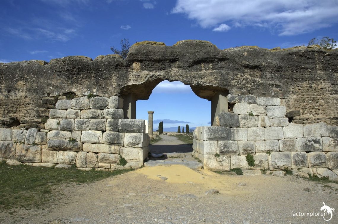 entrada muralla romana. empuries