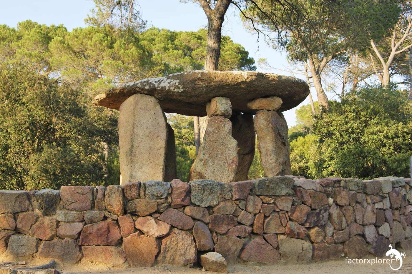 dolmen Vallgorgina. vista desde lejos Pedra Genil
