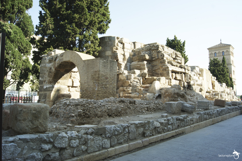 muralla romana. 00 con el torreón de la zuda al fondo